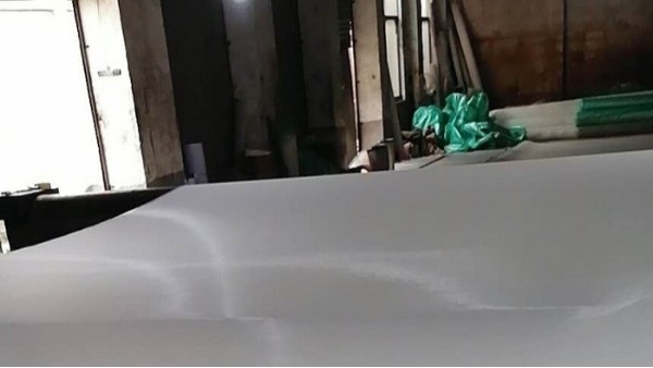 工廠污泥脫水時粘濾布的原因分析及解決方法是什么？{旭瑞網業}