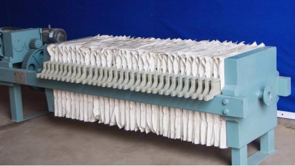 在安裝過程應注意工業濾布和濾板之間異物或大的污泥顆?！袢鹁W業