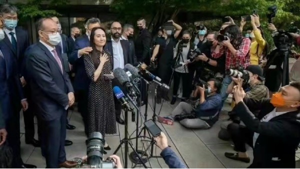 大國包機迎-巾幗晚舟歸{旭瑞網業}